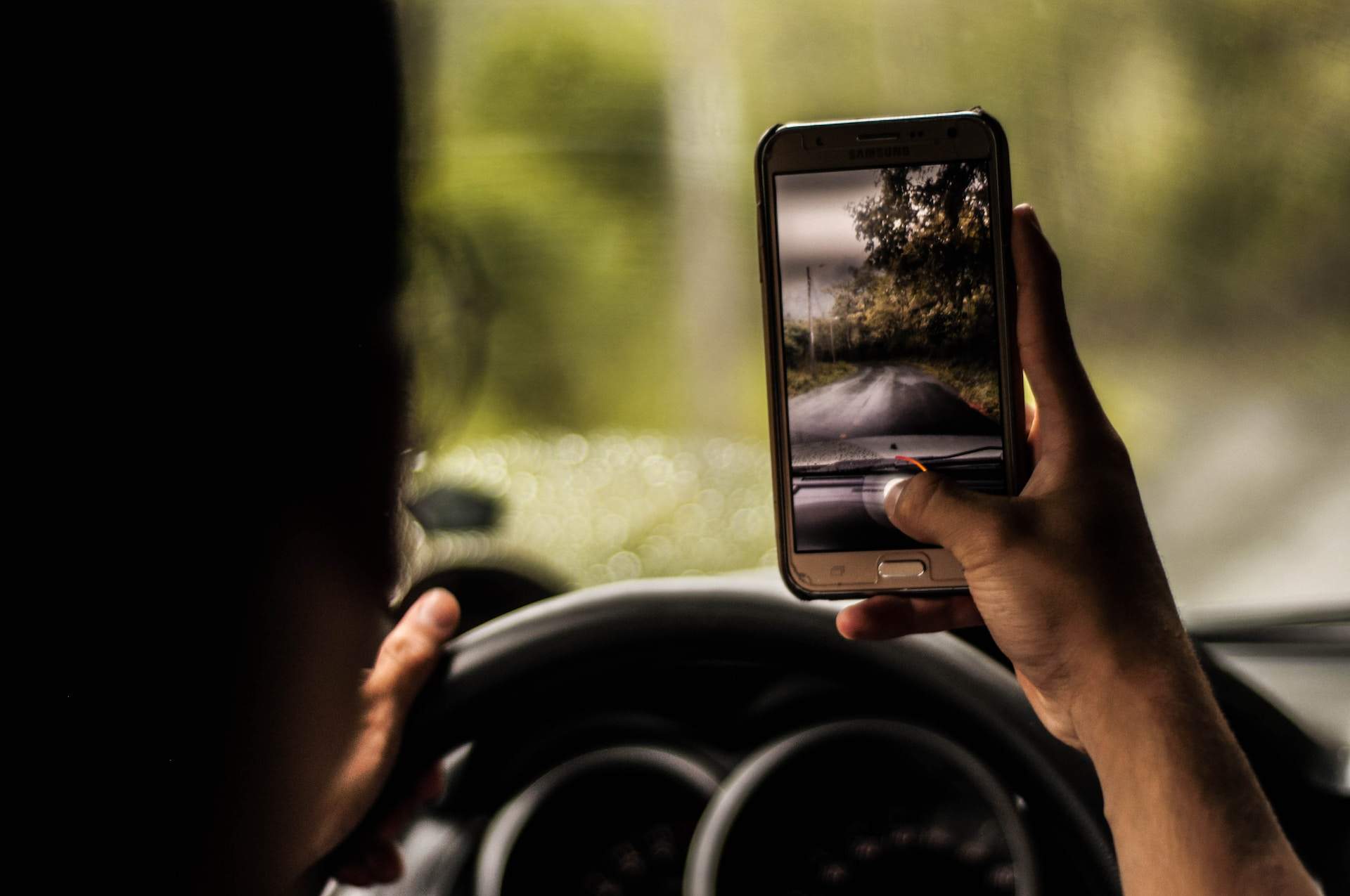 You are currently viewing Distracted Driving Laws: Obey The Road And Stay Off Your Phone